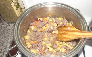 COOKING MINCED MEAT AND VEGETABLES FOR NIGERIAN MEAT PIE